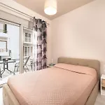 Modern Urban Retreat Apartament